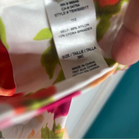 Tommy Bahama floral 2 peace set halter top top is 38C bottom is small - Picture 4 of 7